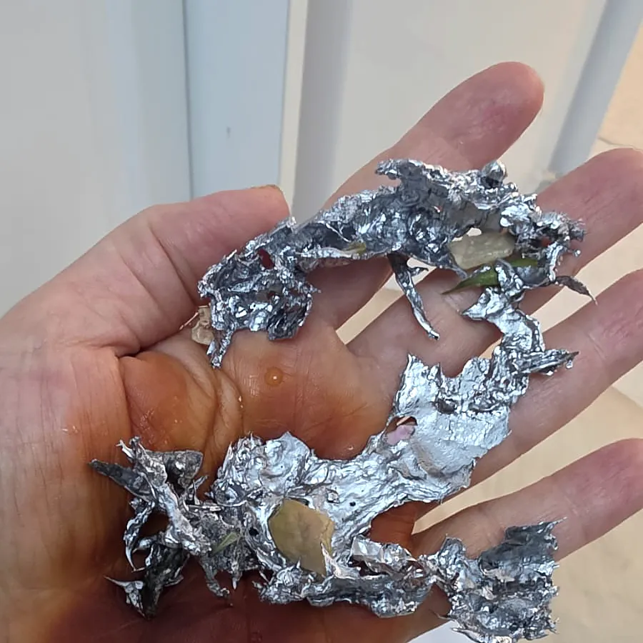 Suya dökülerek şekil alan kurşun