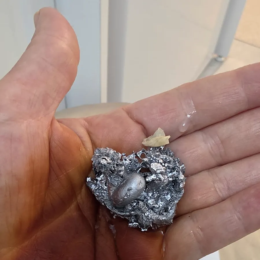 Suya dökülerek şekil alan kurşun